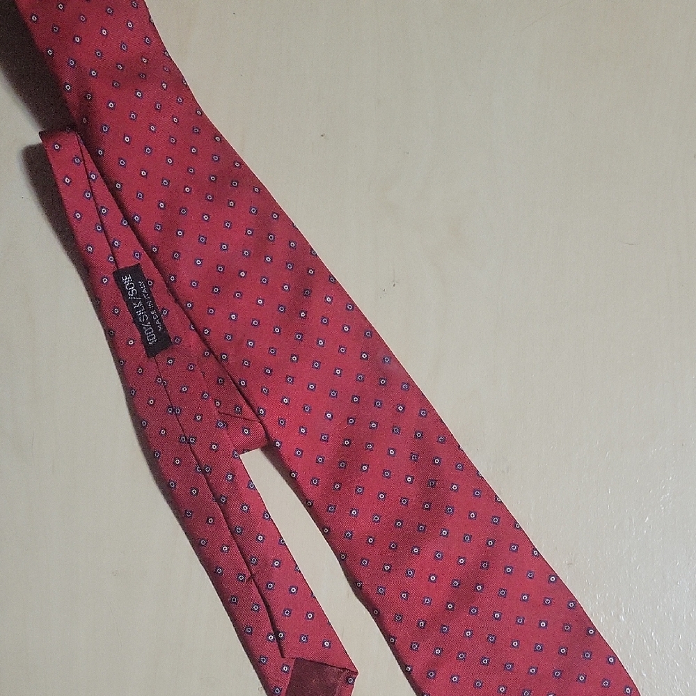 Elegant Red Patterned Tie